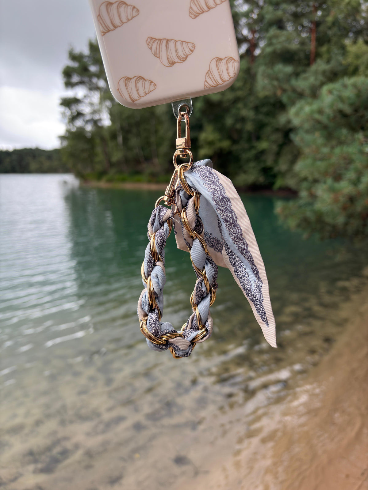 Blue Lace Chain Phone Strap detail met gouden ketting en blauw kant sjaal