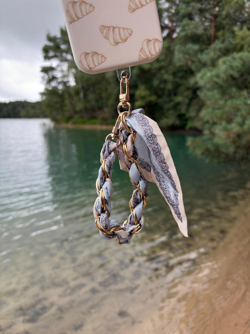 Blue Lace Chain Phone Strap detail met gouden ketting en blauw kant sjaal
