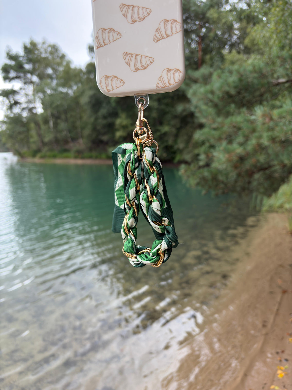 Emerald Chain Phone Strap detail met gouden ketting en groene sjaal