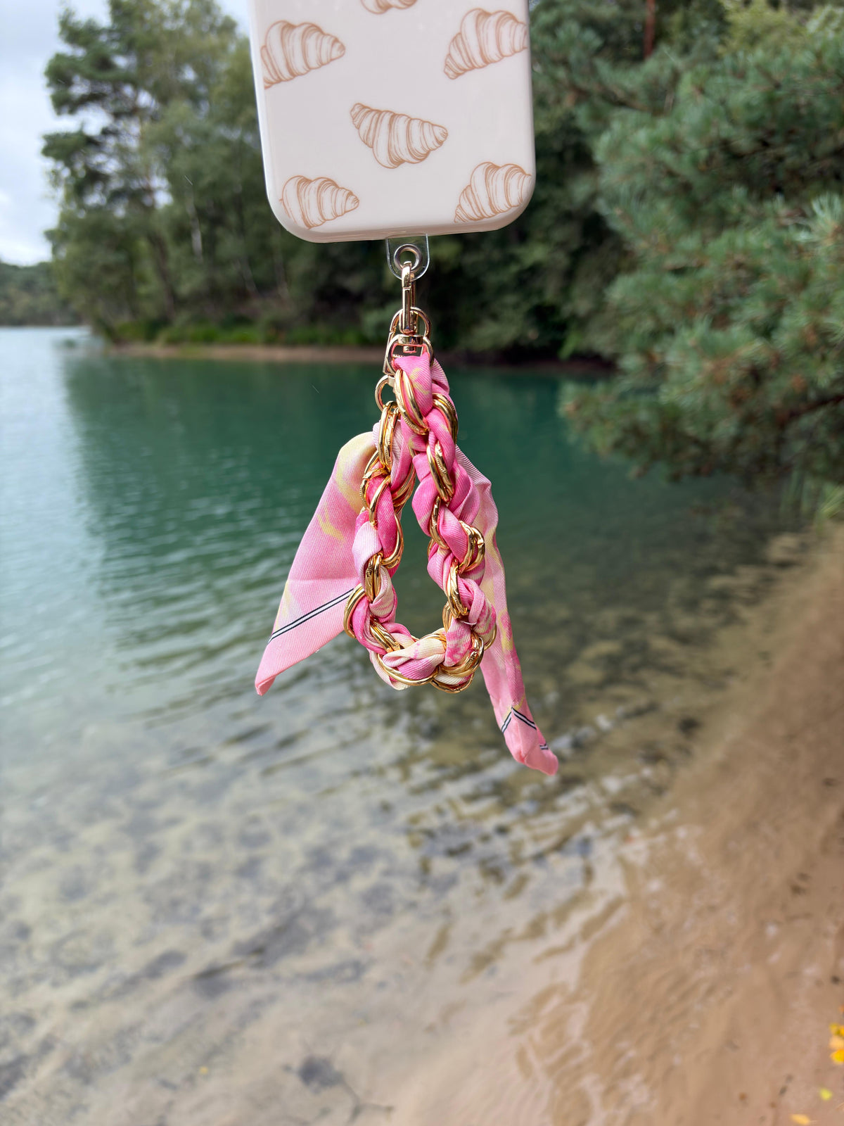 Rosé Chain Phone Strap detail met gouden ketting en roze sjaal