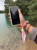 Rosé Chain Phone Strap aan pols bij het water