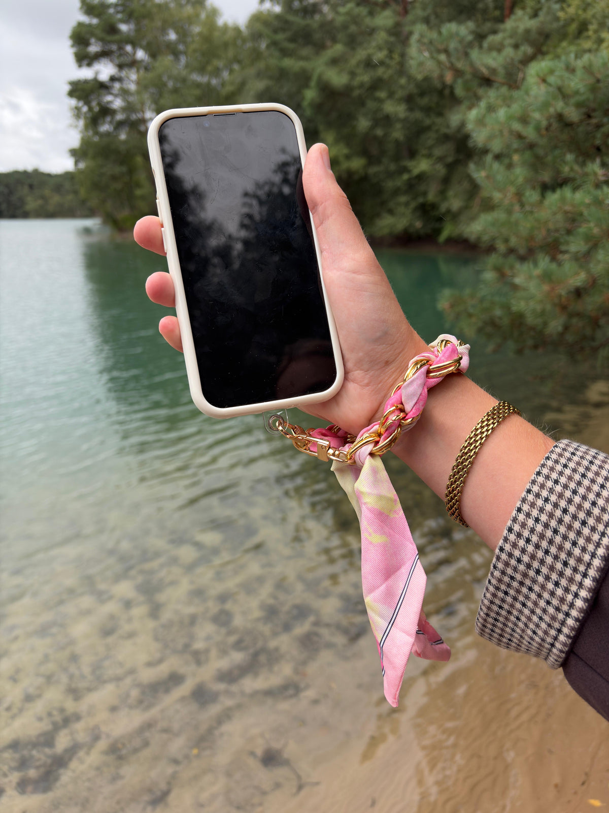 Rosé Chain Phone Strap aan pols bij het water