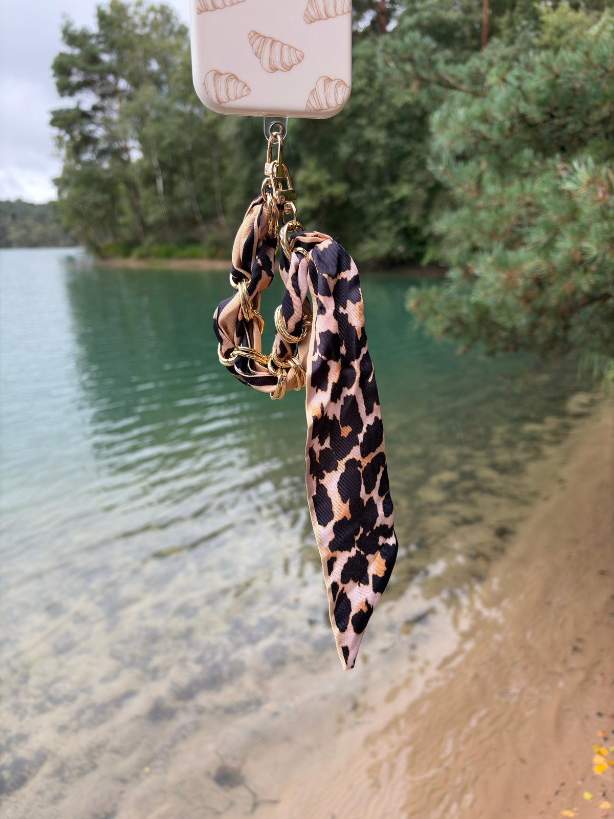 Leopard Chain Phone Strap detail met gouden ketting en luipaardprint sjaal