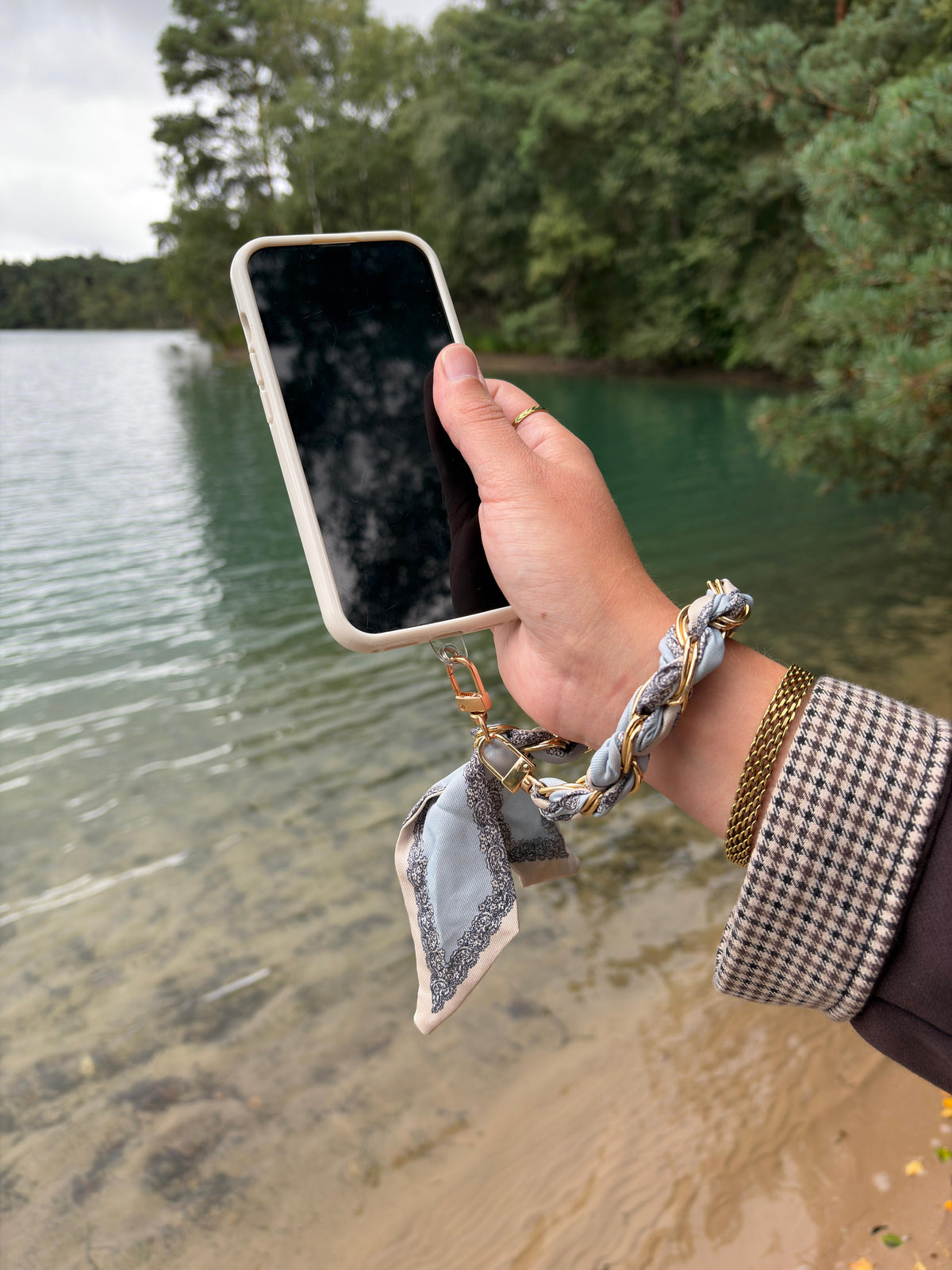Blue Lace Chain Phone Strap aan pols bij het water