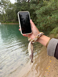 Houndstooth Chain Phone Strap aan pols bij het water