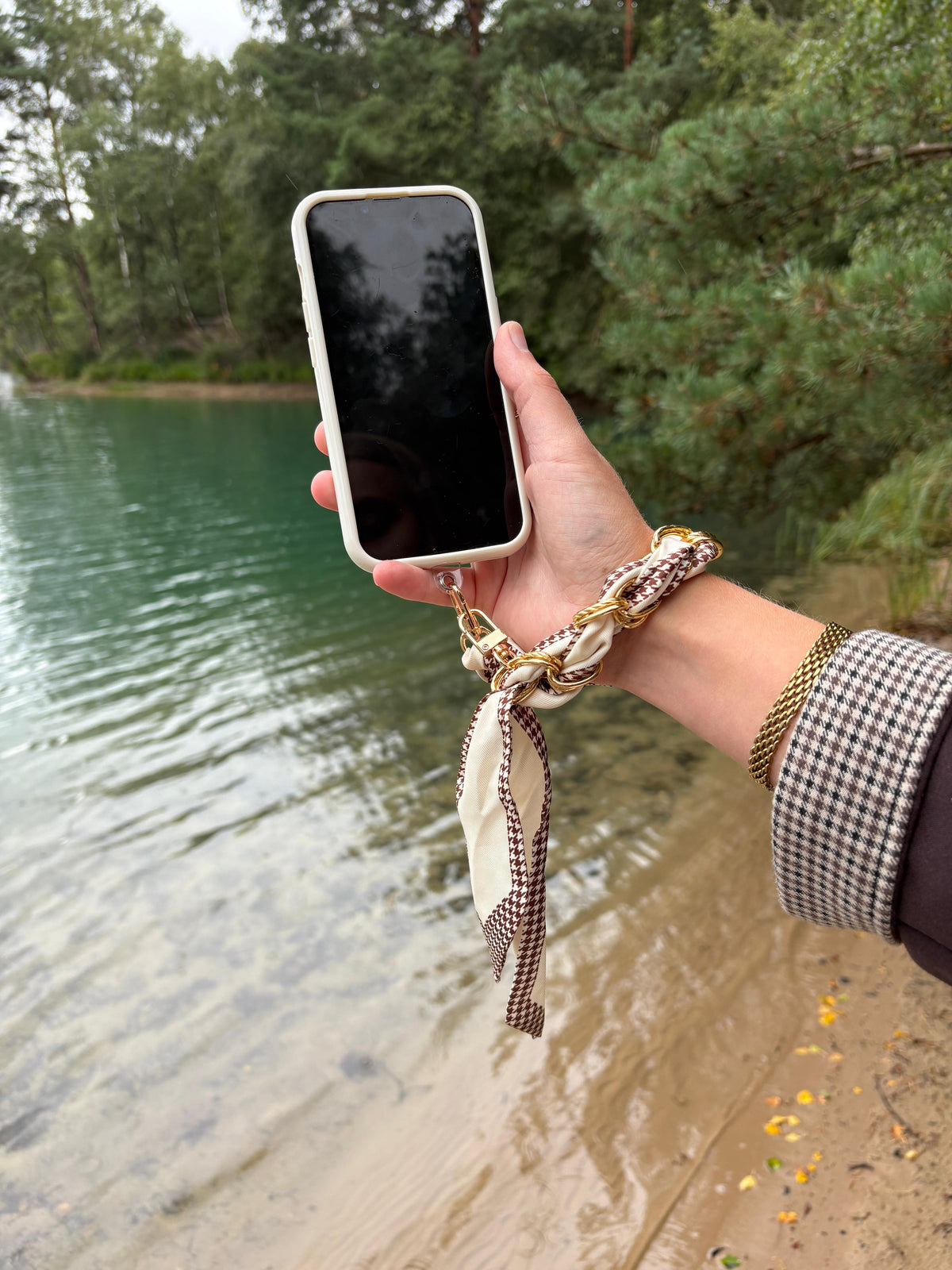 Houndstooth Chain Phone Strap aan pols bij het water