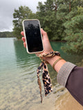 Leopard Chain Phone Strap aan pols bij het water