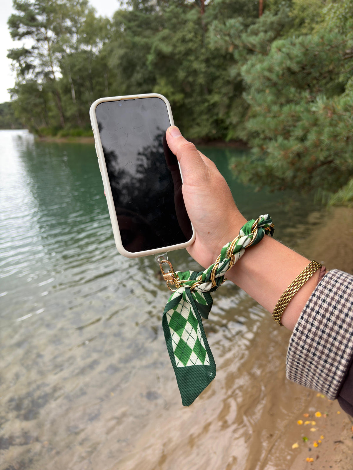 Emerald Chain Phone Strap aan pols bij het water