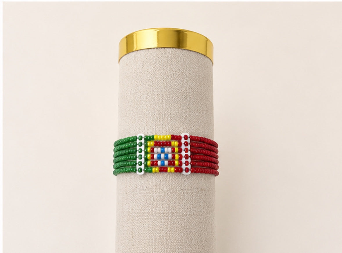 Tintabeads handgemaakte kralenarmband in de kleuren van de Portugese vlag met het nationale wapenschild.