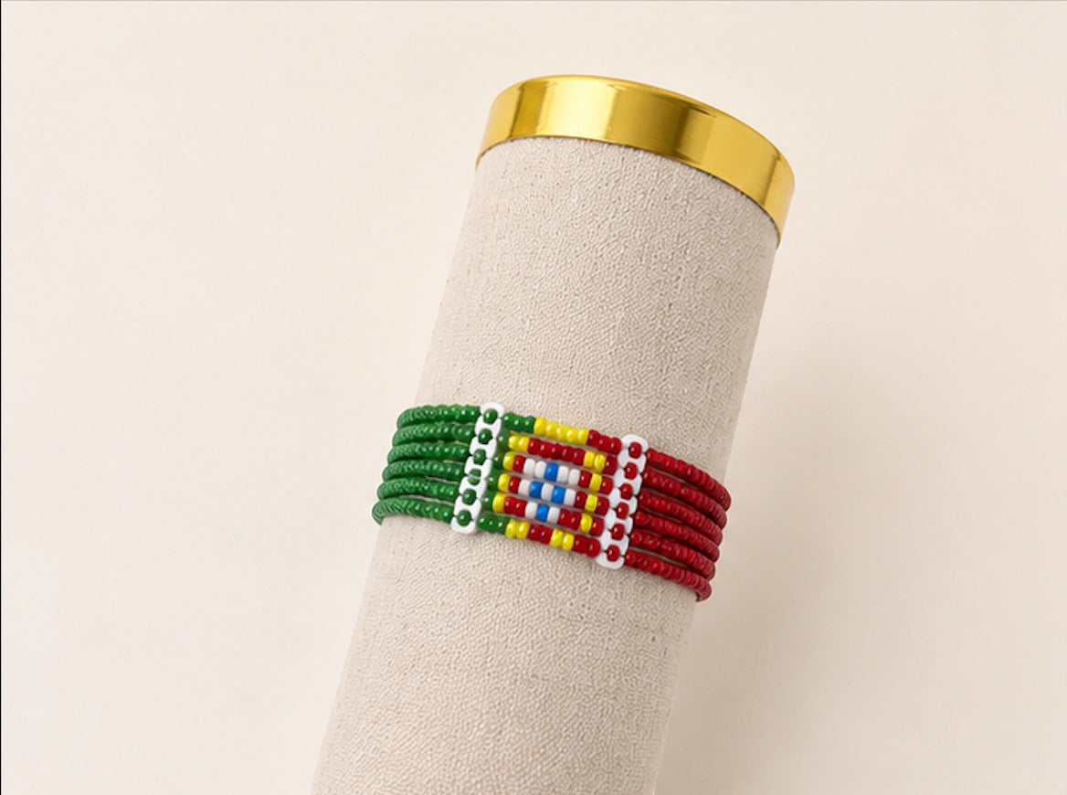 Tintabeads Portugal armband met kralen in de kleuren groen, rood en geel met het Portugese wapenschild.