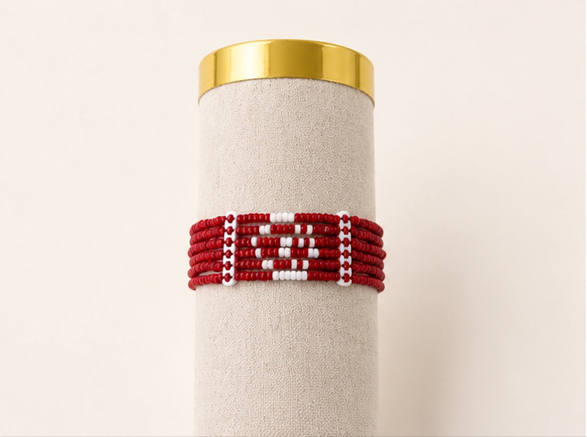 Tintabeads handgemaakte kralenarmband in rood en wit met Tunesisch vlagontwerp, bestaande uit zes verbonden armbanden.
